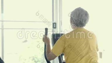 <strong>老年人</strong>在健身房锻炼亚洲，年长的白种人在健身运动中锻炼心脏，以保持<strong>健康</strong>